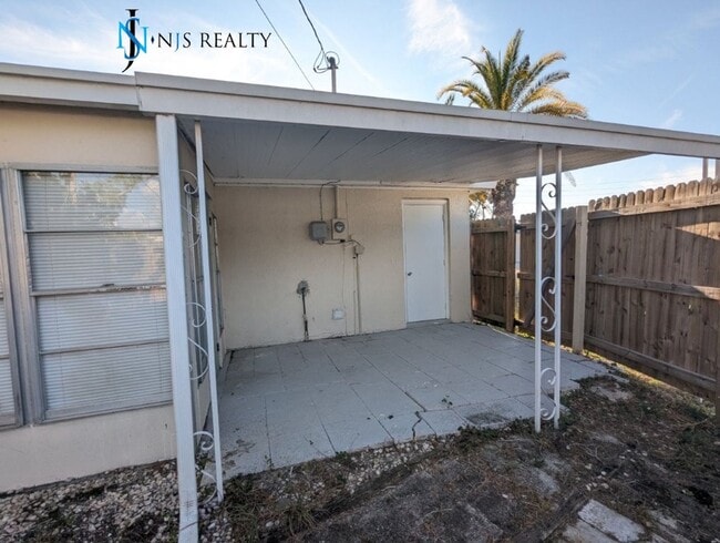 Building Photo - SPECIAL OFFER: $250 off 2nd months rent*, 2/2/1 RENOVATED baths & kitchen, NEW lvp flooring and a...