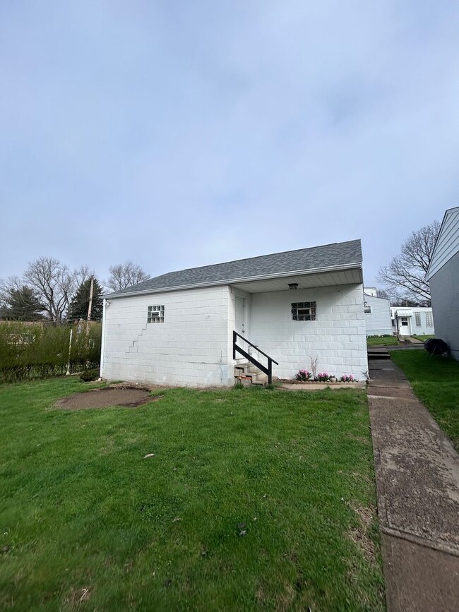 Building Photo - Spacious Single-Family Home w/Sunroom partially finished basment| Pet Friendly | Shaler