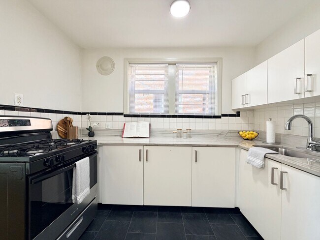 Building Photo - 5308-5308 Jamieson Ave