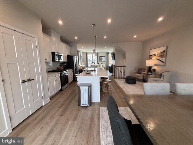 Building Photo - 10531 Encore Dr