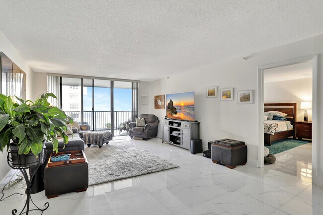 Building Photo - 1167 Hillsboro Mile