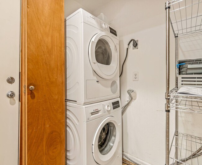 Building Photo - 1 Bedroom Apartment Next To Cal Anderson Park! *Utilities and Garage Parking Included!*
