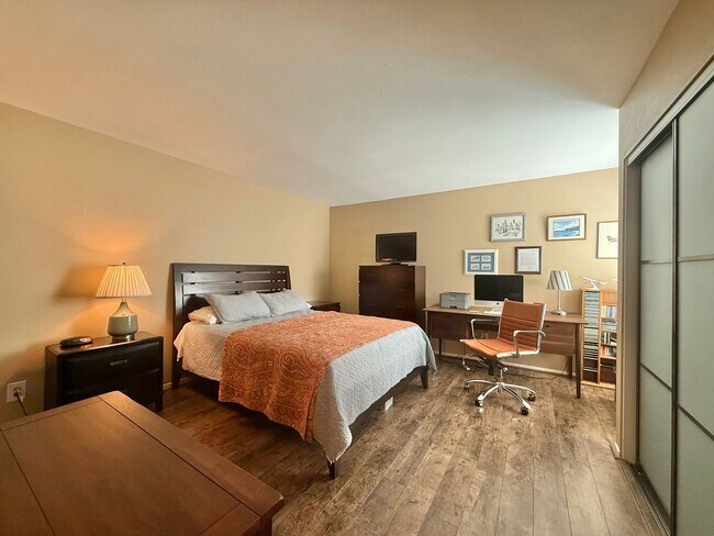 Building Photo - Beautifully Remodeled Home with an Extra L...