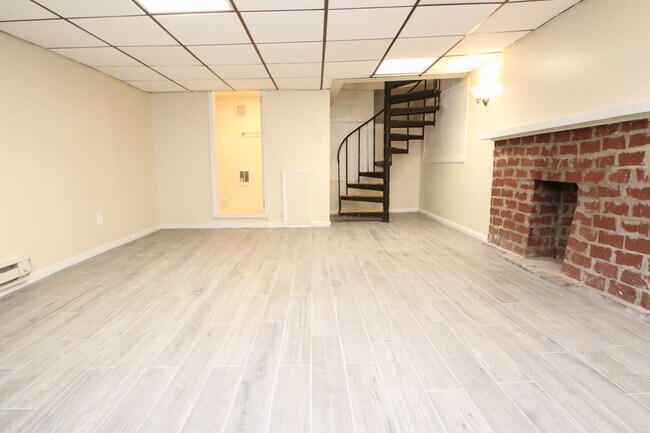 Building Photo - Spacious Bilevel 1 BR, 1.5 BA & More!*Avai...