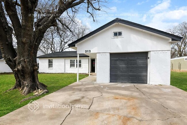 Building Photo - 212 W 5th St