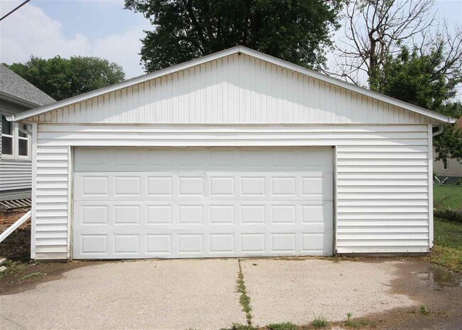 Building Photo - Updated 3 Bedroom Home- deck/yard