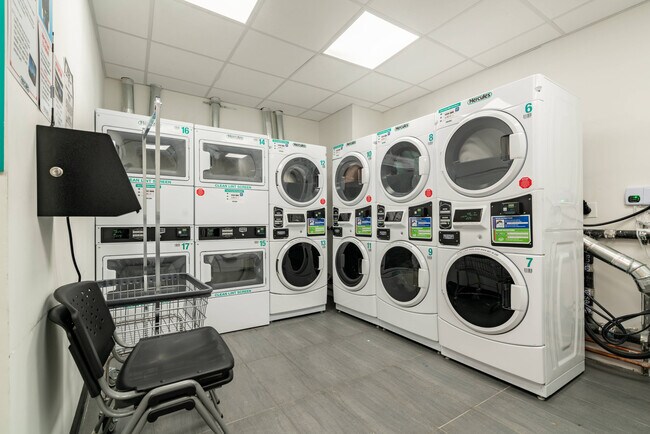 Building Photo - 84 William St