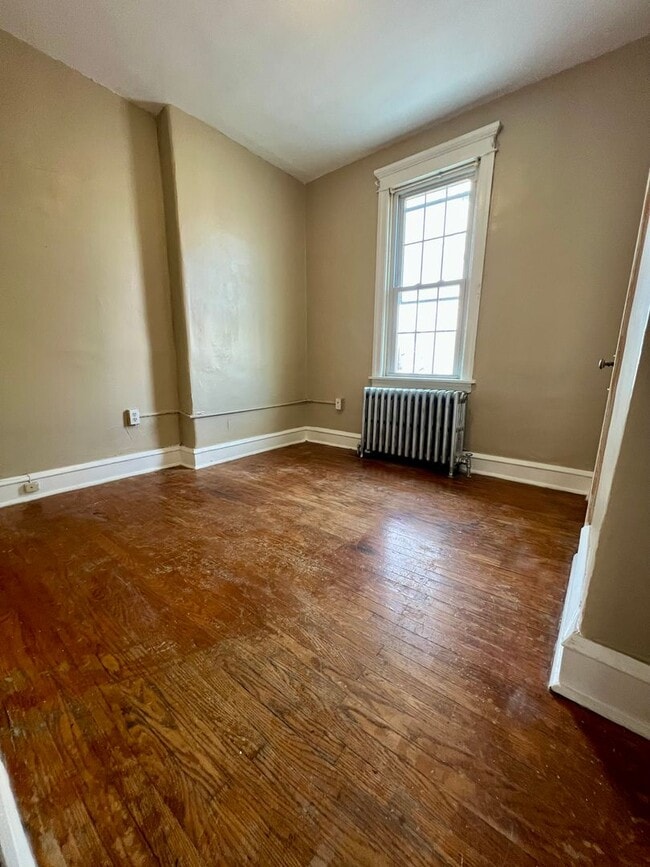 Building Photo - Spacious 3-Bedroom Townhome in Port Richmond! Available mid-April!
