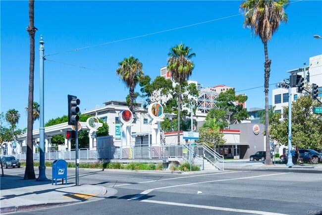Building Photo - Remodeled Condo blocks form Beach & Downto...
