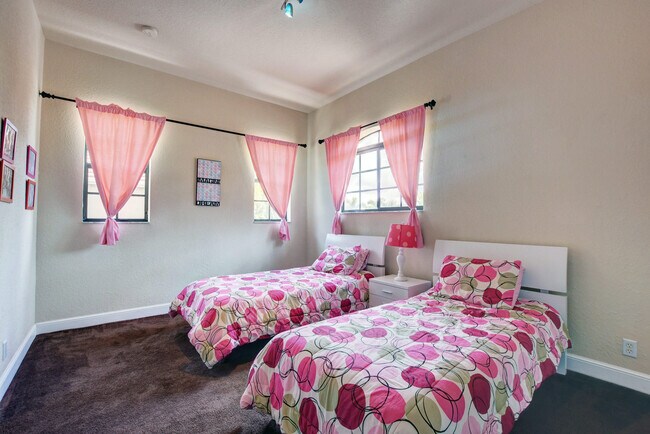 Building Photo - 3424 Collonade Dr