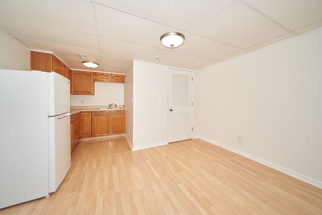 Building Photo - Spacious 3 Bedroom with Finished Basement ...