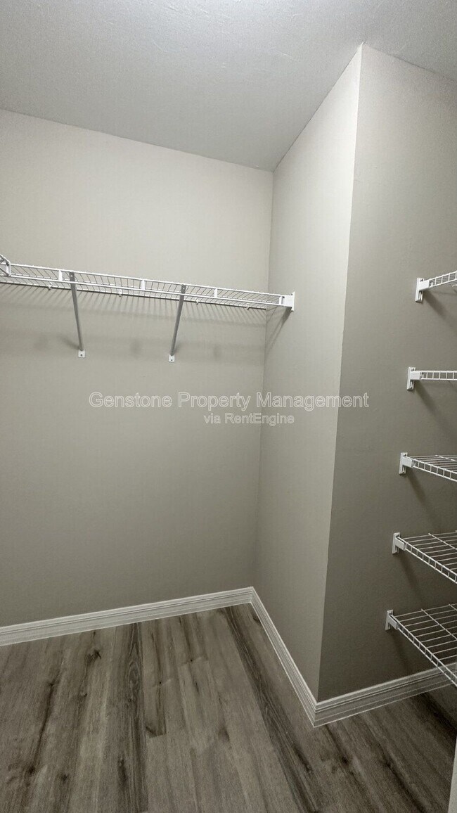 Building Photo - 327 Lester Ave S