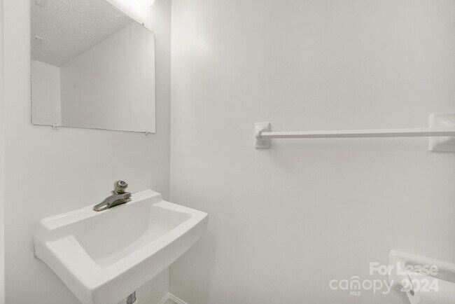 Building Photo - 6230 Holly Knoll Dr
