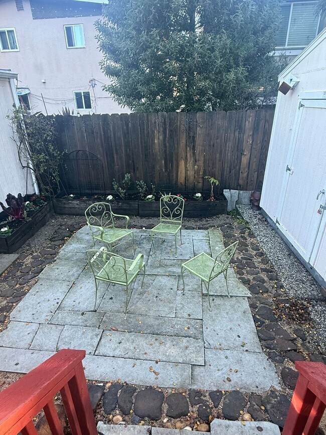 Building Photo - Huge 2 Bed House with a Shared Back Patio