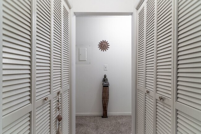 Building Photo - Gorgeous 2/2 condo at Indian Shores