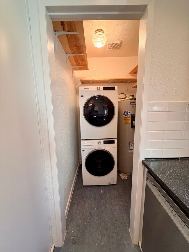 Building Photo - Longfellow Run Townhomes - West Seattle