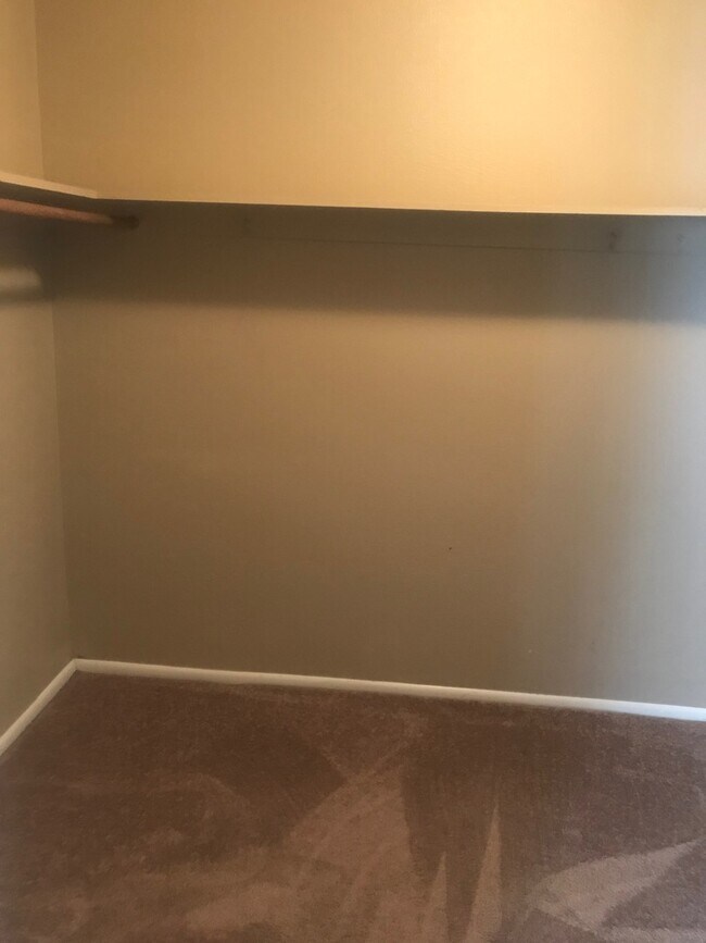 Building Photo - Centrally located 3 bedroom condo