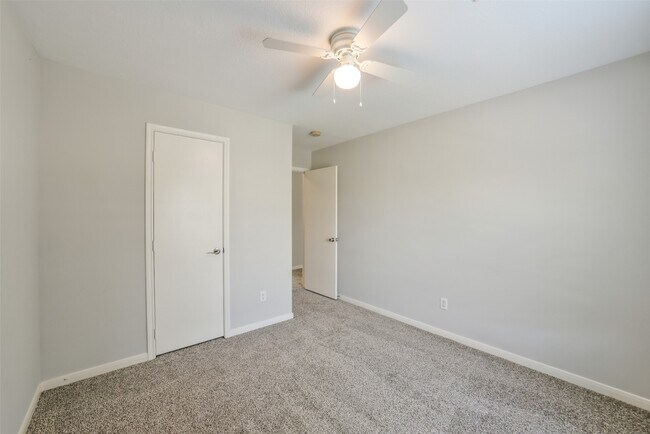 Building Photo - 3231 Stoneydale Ln