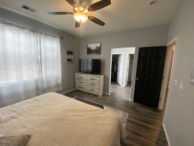 Building Photo - Beautiful 3 bedroom 2 Bath Home in South Brighton Area