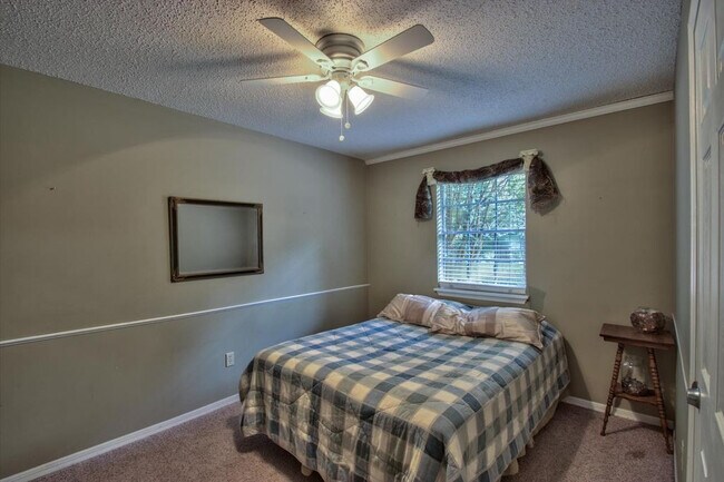 Building Photo - Beautiful 3/2 single family home