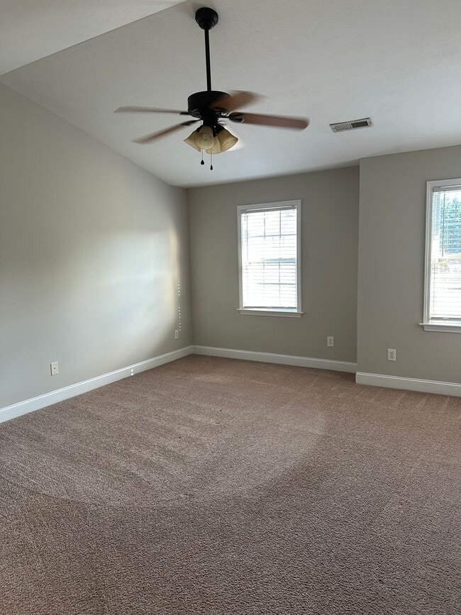 Building Photo - Nice 3 bedroom, 2.5 bath townhouse at Silv...
