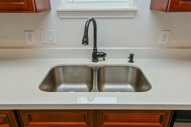 Building Photo - 1110 Louise St