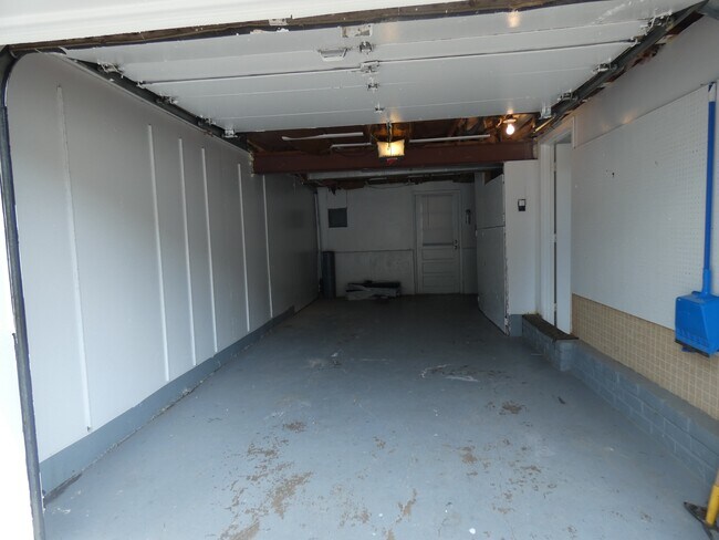 Building Photo - 5901 Creek View Dr