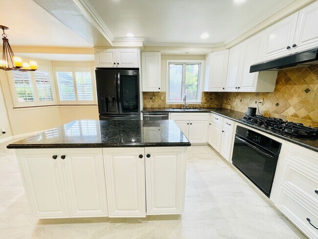Building Photo - Beautiful 4 Bed 3 Bath + Huge Bonus Room A...