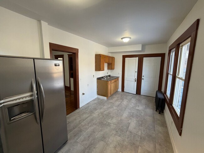 Building Photo - Euclid