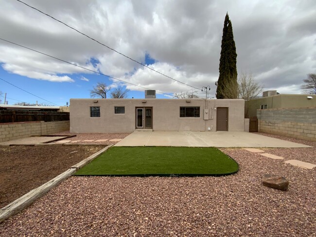 Building Photo - 3 Bedroom Single Story Home Available Near...