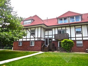 Building Photo - 2 Bed 1 Bath Top Floor Corner Unit Condo