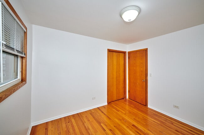 Building Photo - 6780 W Forest Preserve Dr