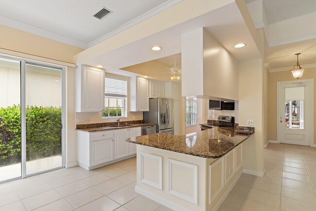 Building Photo - 9038 SE La Creek Ct