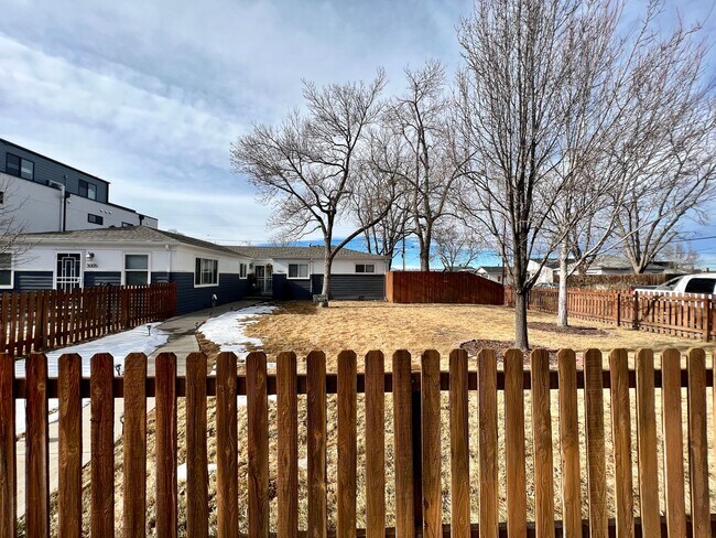 Building Photo - $0 DEPOSIT OPTION. CLASSIC CHARACTER MEETS COMFORT: 2-BED, 1-BATH IN AN INVITING TRIPLEX