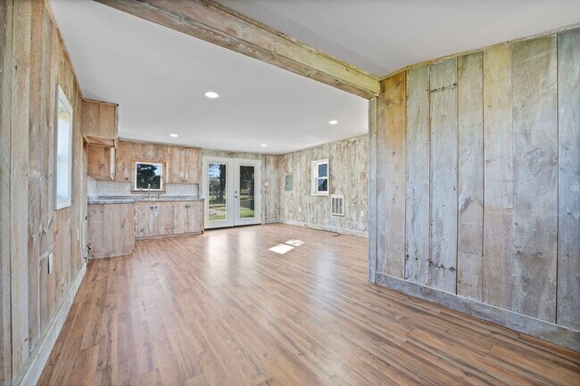 Building Photo - 736 Sconitcut Rd