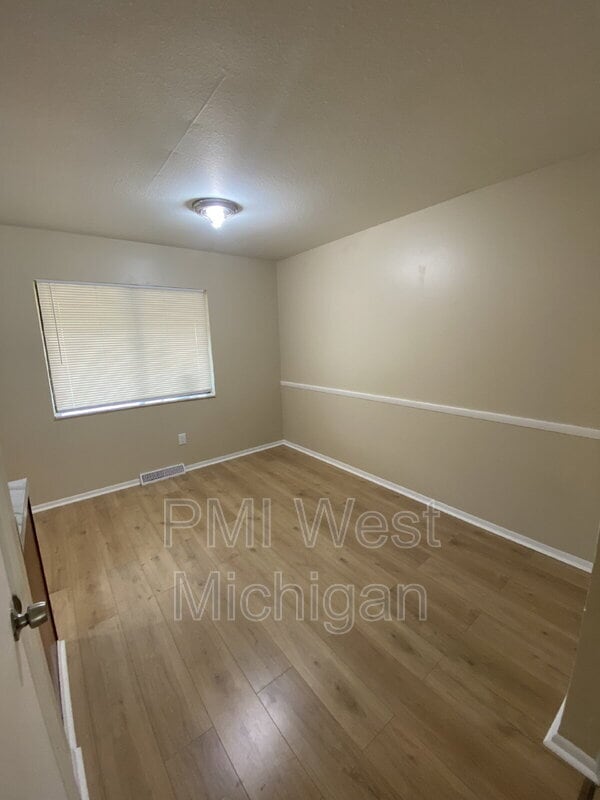 Building Photo - 6081 In the Pines Dr SE
