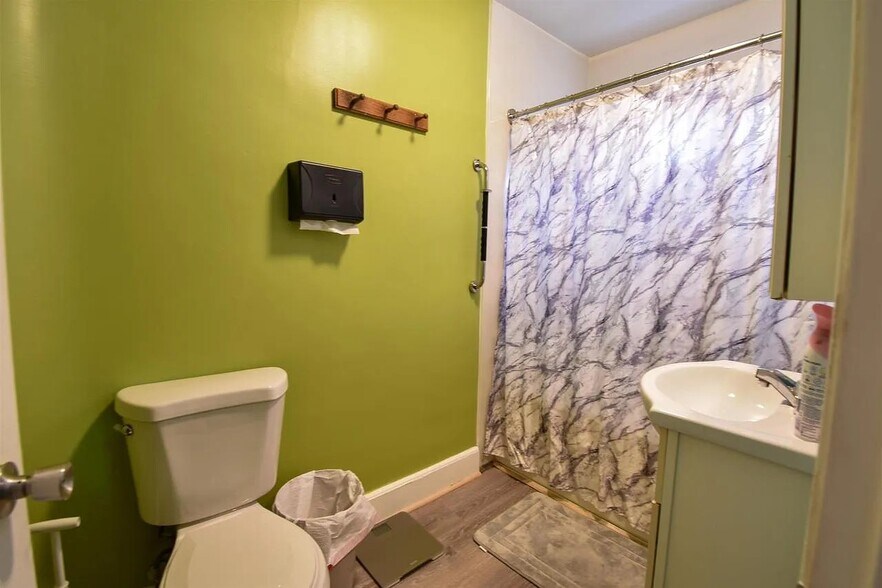 Bathroom Pic 1 - 161 17th St N