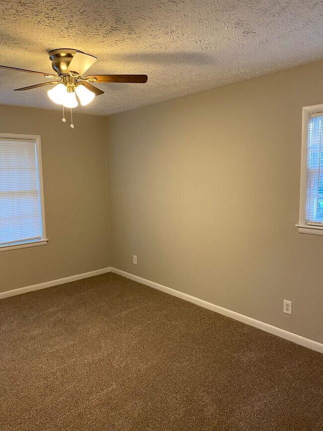 Building Photo - Charming 3-Bed, 2-Bath Ranch in Decatur with Fenced Yard!