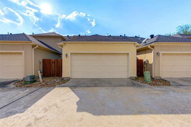 Building Photo - 2011 Spring Cedar Ln