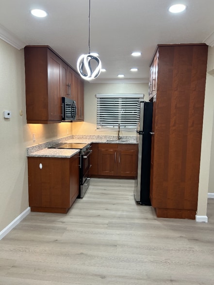 Building Photo - 674 Kirkland Dr