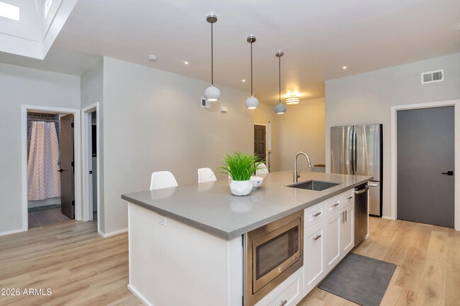 Building Photo - 7599 E Pleasant Run