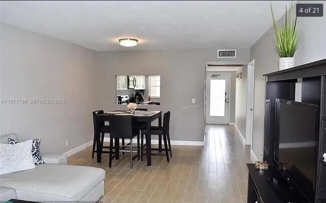 Building Photo - 9230 Lagoon Pl