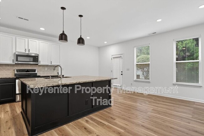 Building Photo - 2 Blue Stone Ln