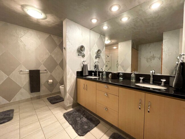 Building Photo - Gorgeous Furnished Pearl District Condo - ...