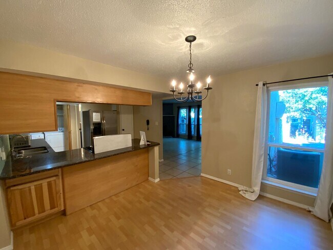 Building Photo - *Owner Broker* 2 Bedroom Townhome Availabl...