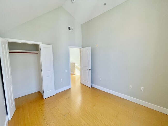 Building Photo - 638 19th St