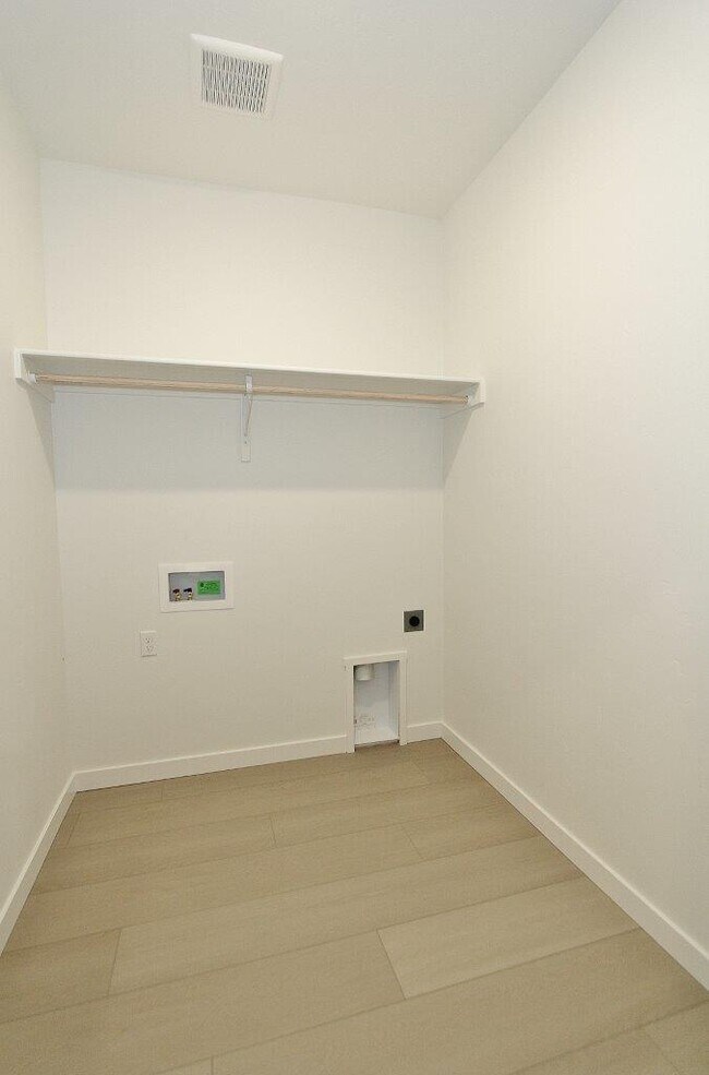 Building Photo - 11138 Overhang St