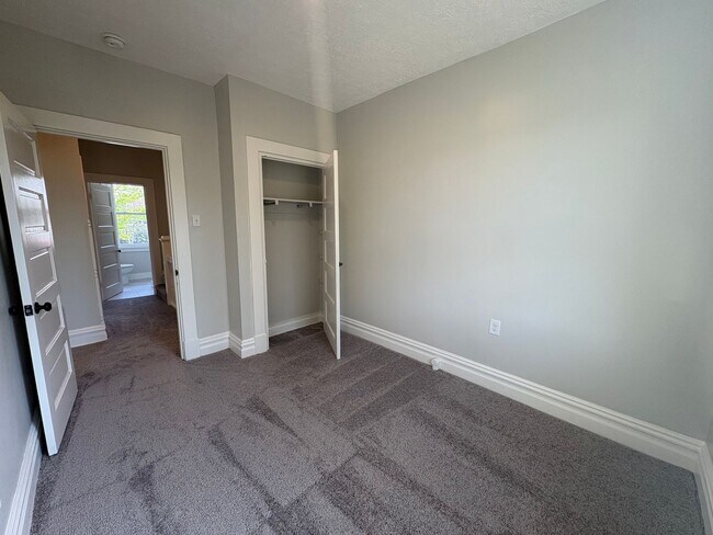 Building Photo - Huge Newly Renovated 4 Bedroom/2 Bath House in Bellevue!