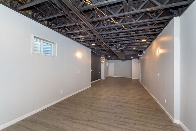 Building Photo - Stunning 6 Bed 3.5 Bath Carmel Home With Finished Basement an Fenced Yard!
