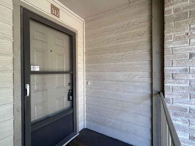 Building Photo - Charming 2BR Condo with Vaulted Ceilings, Fireplace & Pool Access